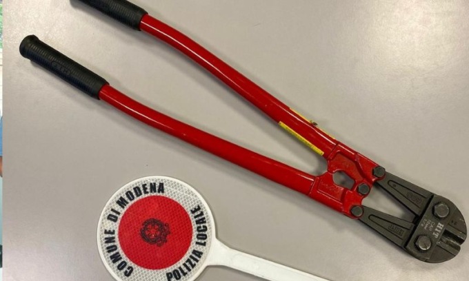 Tentano furto bici, fuggono, ma uno dei due viene denunciato