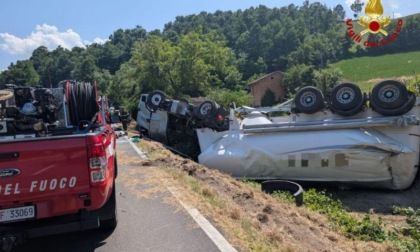 Si ribalta con l'autoarticolato: morto il conducente