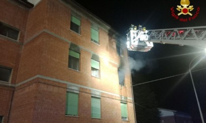Incendio in uno stabile di Castelvetro: è stato un giovane di 21 anni ad appiccare il fuoco