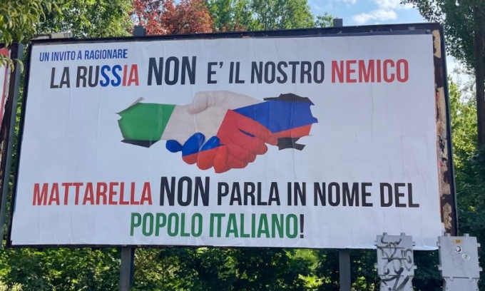 Affissi in città tre manifesti filorussi che attaccano il Presidente della Repubblica Mattarella