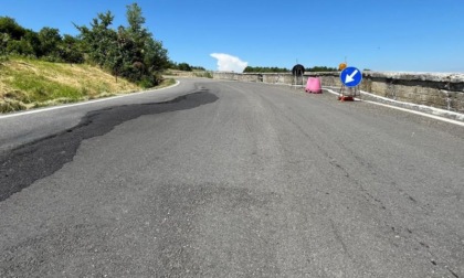 Castelvetro, cede opera di sostegno in un tornante stradale: chiusa strada provinciale