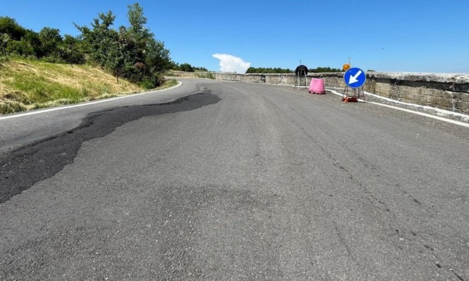 Castelvetro, cede opera di sostegno in un tornante stradale: chiusa strada provinciale