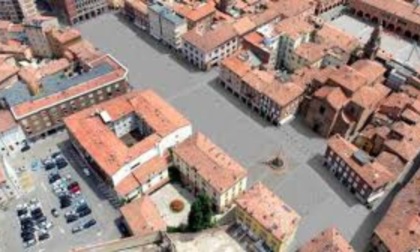 Donna soccorsa da guardie giurate in piena notte in Piazza Martiri Partigiani