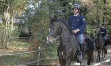 Polizia di Stato a cavallo presidia i parchi di Modena