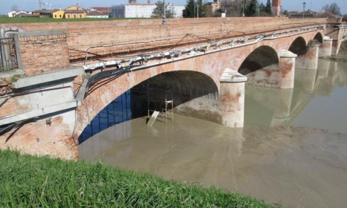 Chiude il ponte sul fiume Secchia lungo la strada provinciale 8