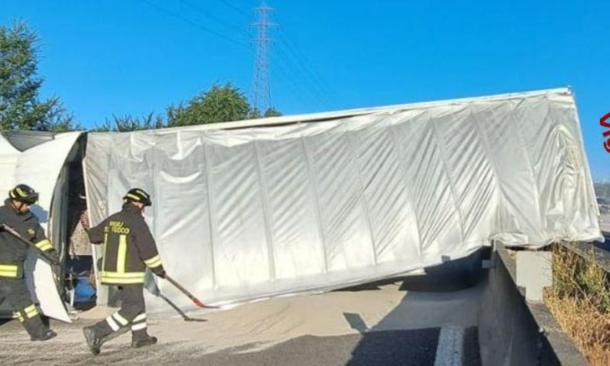 Si ribalta camion con carico di sabbia sulla A1