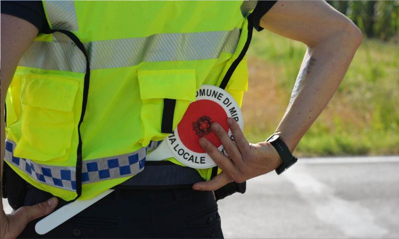 Polizia locale scopre auto rubata e la restituisce al legittimo proprietario