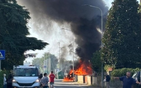 Automobile in fiamme a Magreta