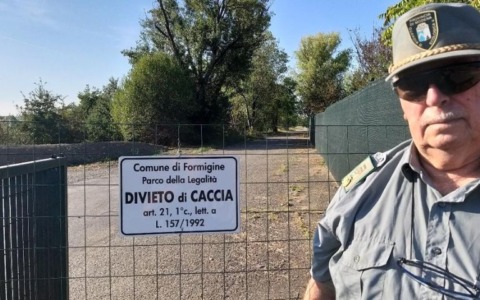 Ignoti tolgono il cartello del divieto e i cacciatori iniziano a sparare vicino alle case
