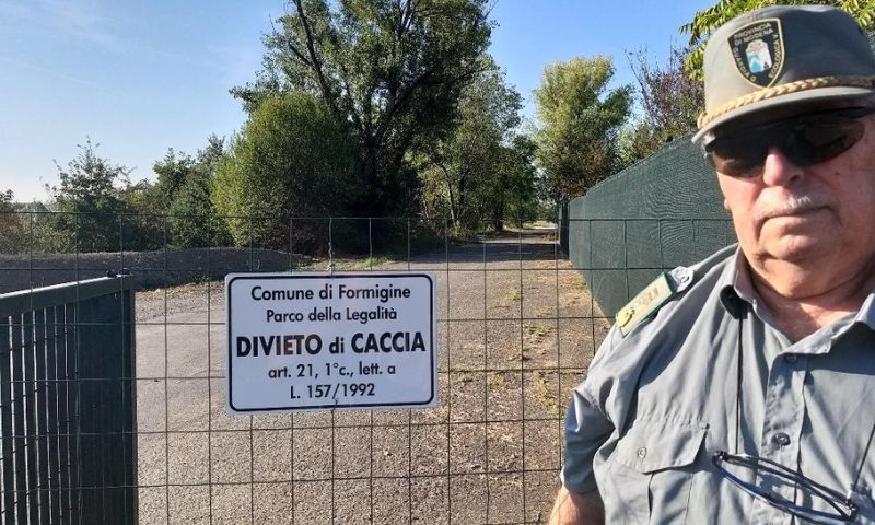 Ignoti tolgono il cartello del divieto e i cacciatori iniziano a sparare vicino alle case