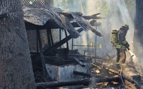 Incendio vicino ad un casolare con bombole gpl
