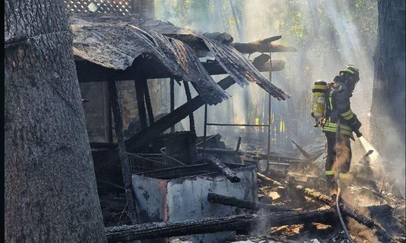Incendio vicino ad un casolare con bombole gpl