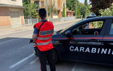 Minaccia i famigliari ed appicca il fuoco all’auto della madre: arrestato