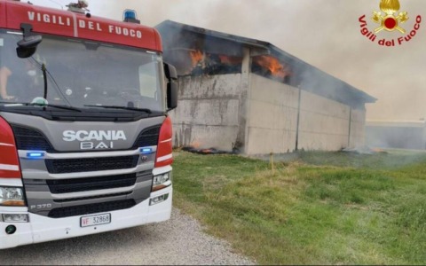 Furioso incendio a Baggiovara: andate in fumo centinaia di rotoballe