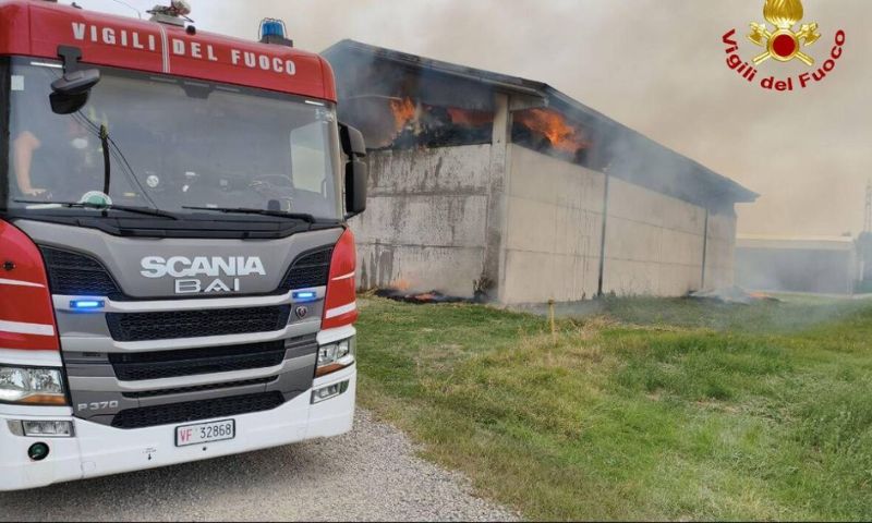 Furioso incendio a Baggiovara: andate in fumo centinaia di rotoballe