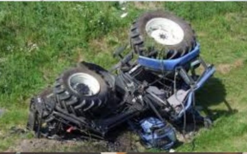 Muore schiacciato  dal trattore su cui lavora