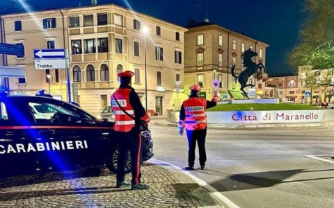 Con la scusa di una informazione le strappa una collana d’oro: arrestata