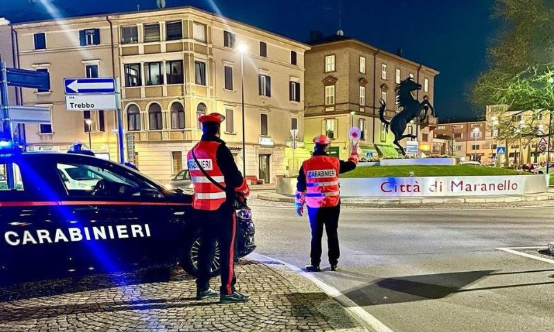 Con la scusa di una informazione le strappa una collana d’oro: arrestata