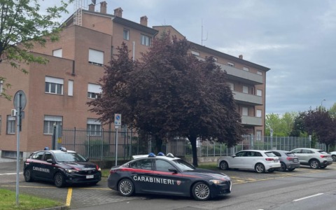 Tenta di strangolare la nonna che vive con lui: arrestato