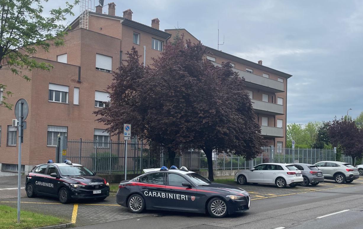 Tenta di strangolare la nonna che vive con lui: arrestato