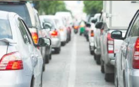 Camion si ribalta sulla via Emilia: forti disagi