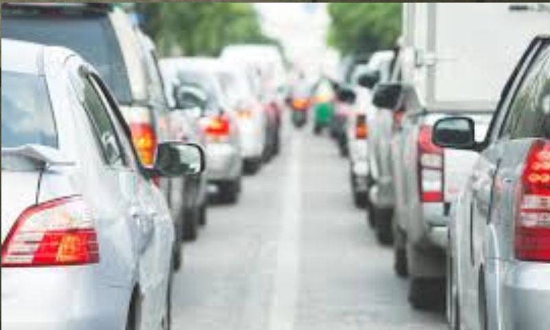 Camion si ribalta sulla via Emilia: forti disagi