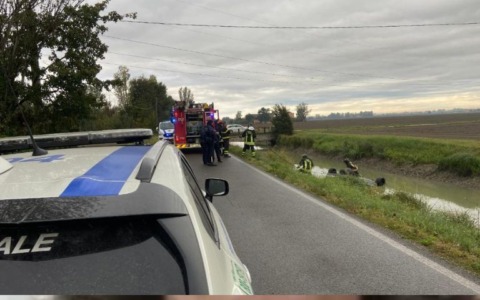 Dopo uno scontro finiscono dentro ad un canale