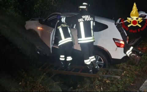 Auto esce di strada e finisce in un fossato