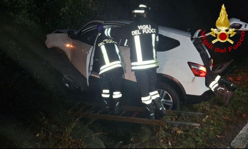 Auto esce di strada e finisce in un fossato