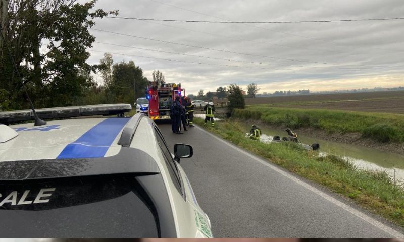 Dopo uno scontro finiscono dentro ad un canale