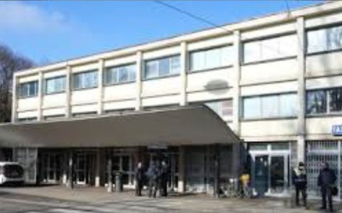 Malmenata e strattonata da un uomo in zona Autostazione che poi fugge via