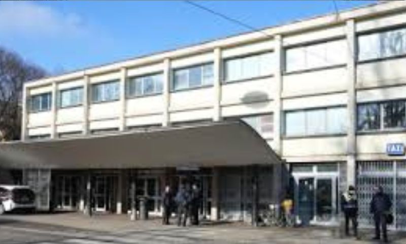 Malmenata e strattonata da un uomo in zona Autostazione che poi fugge via