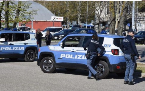 Evita in bicicletta un controllo dei carabinieri e lancia a terra eroina e cocaina: arrestato