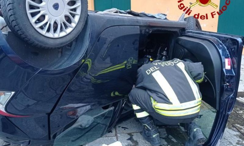 In auto contro il muro della canonica: morto giovane di 42 anni