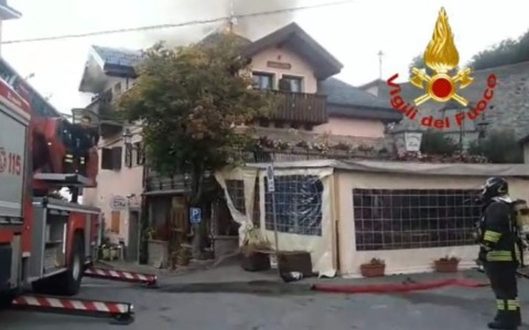 A fuoco il tetto di un ristorante