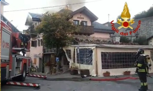 A fuoco il tetto di un ristorante