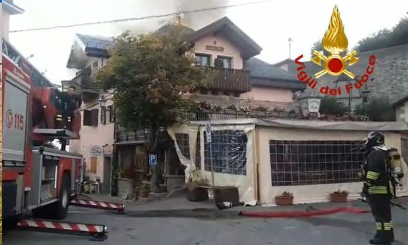 A fuoco il tetto di un ristorante