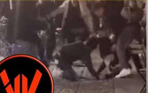 Gruppi di giovani nordafricani si affrontano a base di calci e pugni