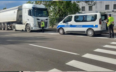 Controlli mezzi pesanti: il 75 per cento trovati con delle irregolarità