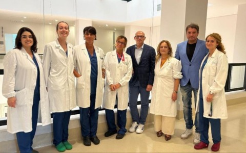 Primo intervento combinato chirurgia oncologica senologica-chirurgia plastica ricostruttiva con approccio mini-invasivo endoscopico