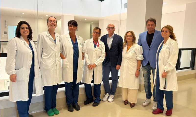 Primo intervento combinato chirurgia oncologica senologica-chirurgia plastica ricostruttiva con approccio mini-invasivo endoscopico