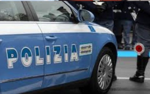 Alla vista della Polizia scappa in bicicletta e lancia 20 dosi di cocaina a terra
