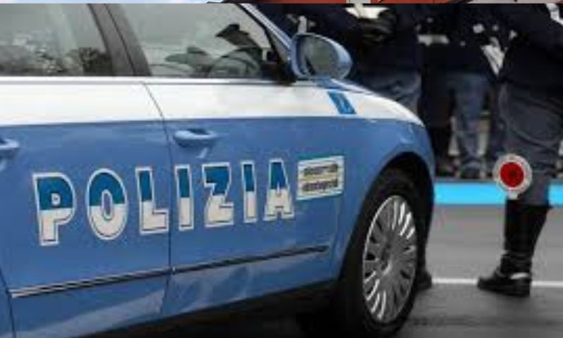 Alla vista della Polizia scappa in bicicletta e lancia 20 dosi di cocaina a terra
