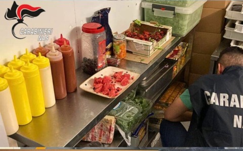 Carenze igienico – sanitarie e sporcizia: due ristoranti etnici sanzionati per circa dieci mila euro