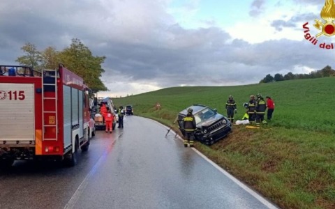 Auto esce di strada: due feriti