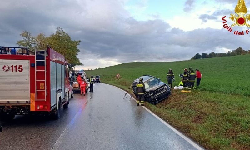 Auto esce di strada: due feriti
