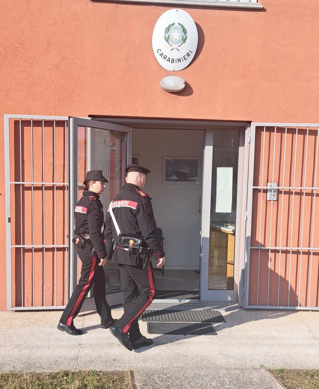 Minacciano di morte la vittima dopo aver fallito con la truffa dello specchietto