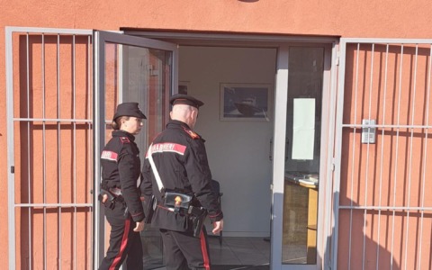 Minacciano di morte la vittima dopo aver fallito con la truffa dello specchietto