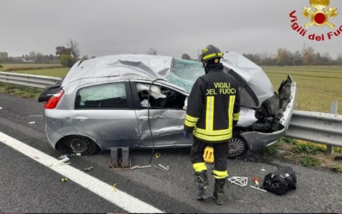 Auto contro il guardrail: morto un ventiquattrenne