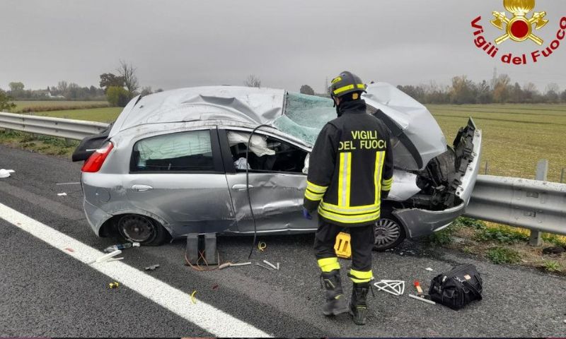Auto contro il guardrail: morto un ventiquattrenne